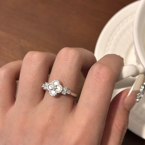 Elegante anello a quadrifoglio in argento con zirconi sulla mano di una modella