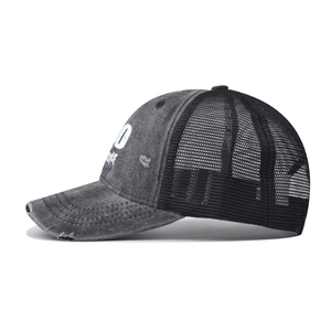 Detail der grauen Baseballkappe im Distressed-Look mit Mesh-Einsatz und Nummernprint