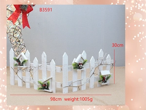 Clôture de Noël détaillée en bois blanc avec maisons miniatures, aiguilles de pin et baies