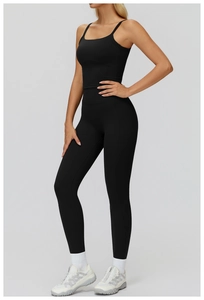Vista laterale del set da yoga nero con canotta a spalline sottili e leggings a vita alta