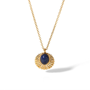 Collier vintage en acier titane plaqué or 18 carats avec pendentif soleil et gemme bleue