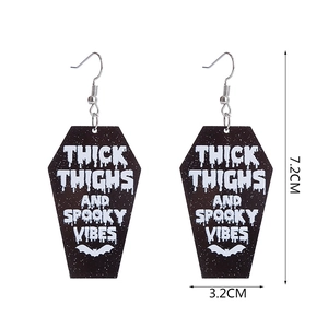 Orecchini a bara in acrilico con testo 'Thick Thighs and Spooky Vibes' e pipistrello
