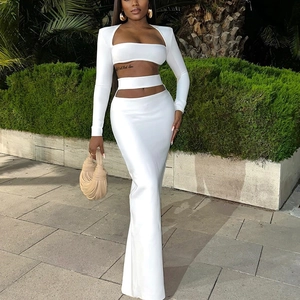 Ensemble chic blanc en maille ajourée avec jupe longue et haut à manches longues