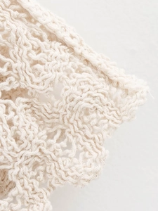 Gros plan macro sur un tricot au crochet beige avec motifs de dentelle détaillés