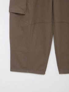 Détail du pantalon cargo marron avec taille haute et texture en sergé de coton