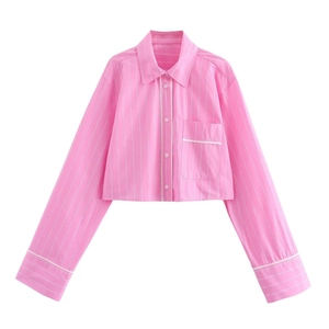 Vista piatta dettagliata della camicia corta a righe rosa con colletto a rever e tasca