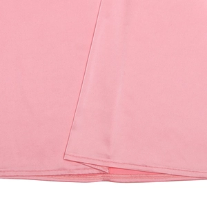 Vue détaillée de l'ourlet de la robe en satin rose avec couture à double aiguille précise