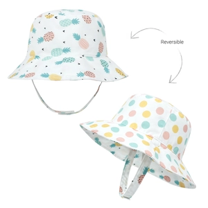 Vue détaillée du chapeau de soleil réversible pour enfant avec motif ananas