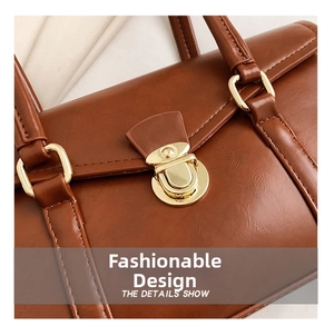 Nahaufnahme der braunen Ledertextur und des goldenen Verschlusses einer Vintage Tasche