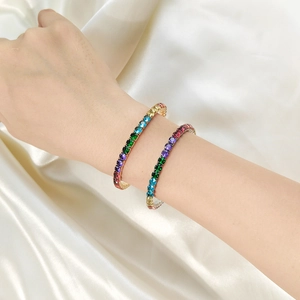 Gros plan de bracelets tennis en zircon arc-en-ciel sur fond de soie blanche