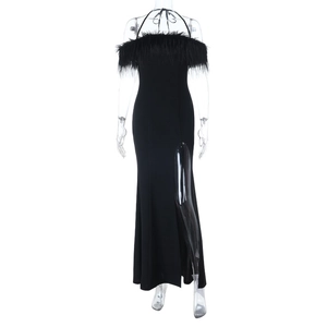 Détail d'une robe de soirée noire à épaules dénudées avec plumes et fente latérale