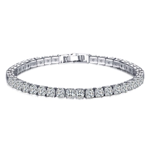 Detailansicht eines funkelnden Tennisarmbands in Silber mit Zirkonia und sicherem Verschluss