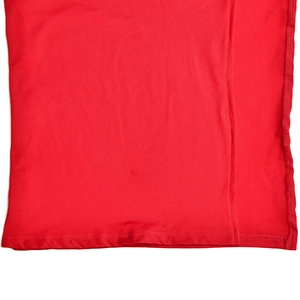 Détail de la robe rouge à col carré montrant le tissu en maille et la texture des coutures