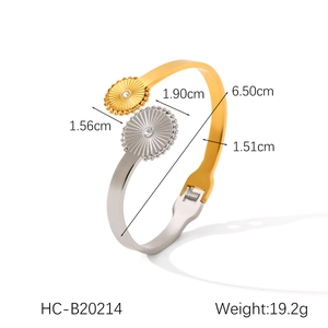 Détail du bracelet jonc bicolore en acier inoxydable avec motifs étoiles et dimensions