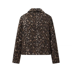 Vista posteriore di una giacca corta da donna con stampa leopardata e ampio revers