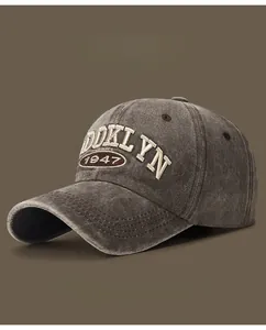 Dettaglio del ricamo 3D Brooklyn 1947 su un berretto da baseball vintage in cotone lavato
