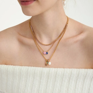 Collana dorata a tre strati con gemme colorate e perla naturale irregolare da donna