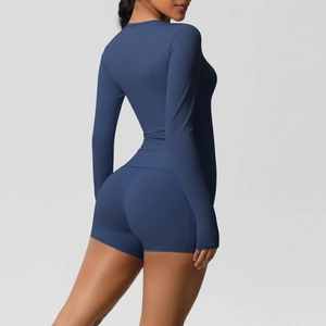 Détail de l'ensemble de yoga bleu marine avec haut à manches longues et short sur un mannequin