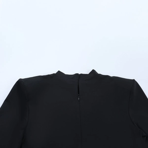 Détail du col montant et de la fermeture éclair invisible au dos de la robe noire