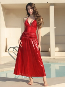 Détail d'un maillot de bain dos nu rouge brillant avec fleurs 3D et texture métallique