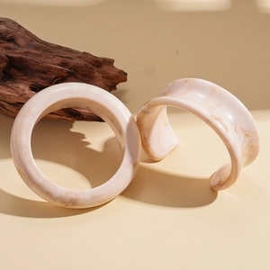 Bracelets vintage en résine marbrée crème aux formes géométriques élégantes