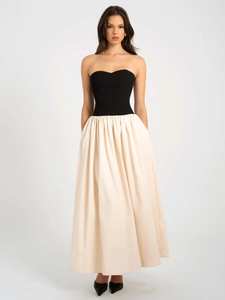 Détail du bustier noir élégant et de la jupe longue plissée de couleur crème contrastée