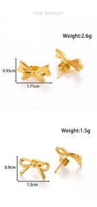 Macro display of gold bow earrings showing precise dimensions and weight details