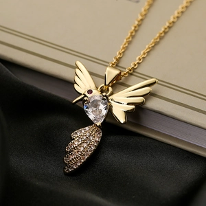 Elegante collana a colibrì dorata con ciondolo a cuore in cristallo su seta nera