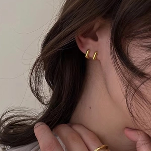 Minimalistische 14k vergoldete U-förmige Creolen mit glänzendem Metallic-Finish für Damen