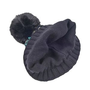 Dicke schwarze Strickmütze mit bunten Pailletten und einem großen Kunstpelz-Pompon