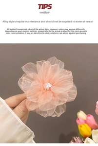 Détail de la pince à cheveux fleur en organza pêche avec pistil en perles et base alliage