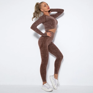 Details des nahtlosen Yoga-Sets mit Marmortextur und gerippten Mustern am Stoffgewebe