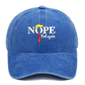 Dettaglio del ricamo Nope Not Again e della grafica sulla borsa in denim blu lavato