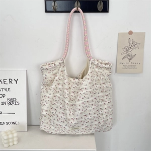 Détail du sac cabas en toile avec imprimé cerisier violet et anses en corde tressée