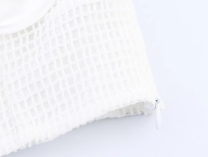 Vue macro du matériau du filet à linge blanc avec tissage fin et fermeture éclair