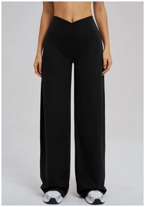 Détail d'un pantalon de yoga large à taille haute avec une ceinture croisée en V élégante