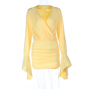Abito corto attillato giallo chiaro a maniche lunghe con scollo a V e arricciature