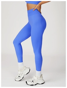 Détail latéral du legging de yoga sans couture à taille haute bleu électrique éclatant