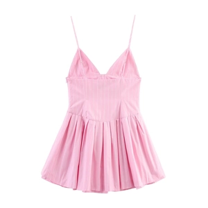 Mini robe à rayures roses et blanches avec nœuds et fines bretelles sur fond blanc