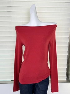 Détail du haut rouge à épaules dénudées et manches longues avec coupe ajustée sur mannequin