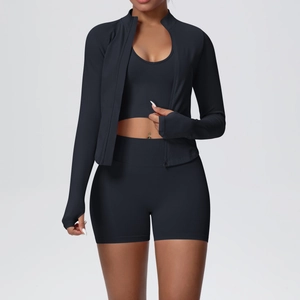 Ensemble de yoga noir trois pièces avec short, soutien-gorge de sport et veste zippée chic