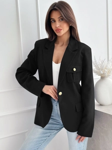 Dettaglio del blazer nero a maniche lunghe con bottoni dorati e tasca con patta