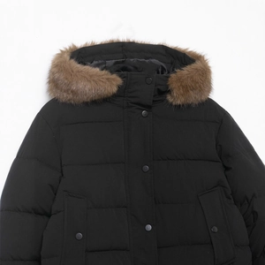Manteau d'hiver noir matelassé pour femme avec col en fausse fourrure et fermeture à pression