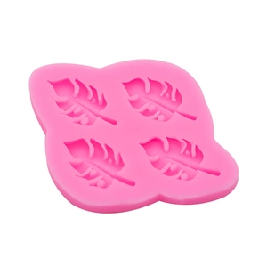 Stampo in silicone rosa con motivi a foglia per fondente e cioccolato su bianco