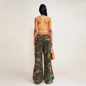 Vue arrière du pantalon cargo camouflage avec plusieurs poches et coupe jambe large