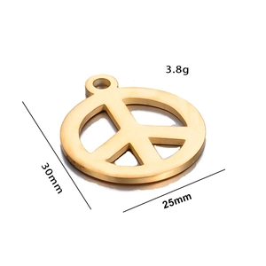 Détail macro du pendentif symbole de paix doré montrant les dimensions 30mm sur 25mm