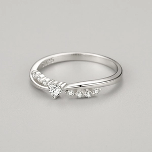 Elegant S925 sterling silver ring with a heart-shaped diamond and crossover design