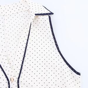 Robe chemise sans manches à pois avec bordure contrastée et bouton doré