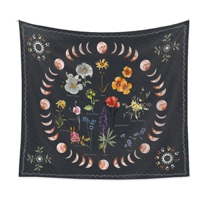 Detailansicht eines Wandteppichs mit Mondphasen und bunten Wildblumen-Motiven