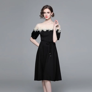 Robe midi noire élégante avec appliques florales blanches et détails d'épaule en mesh